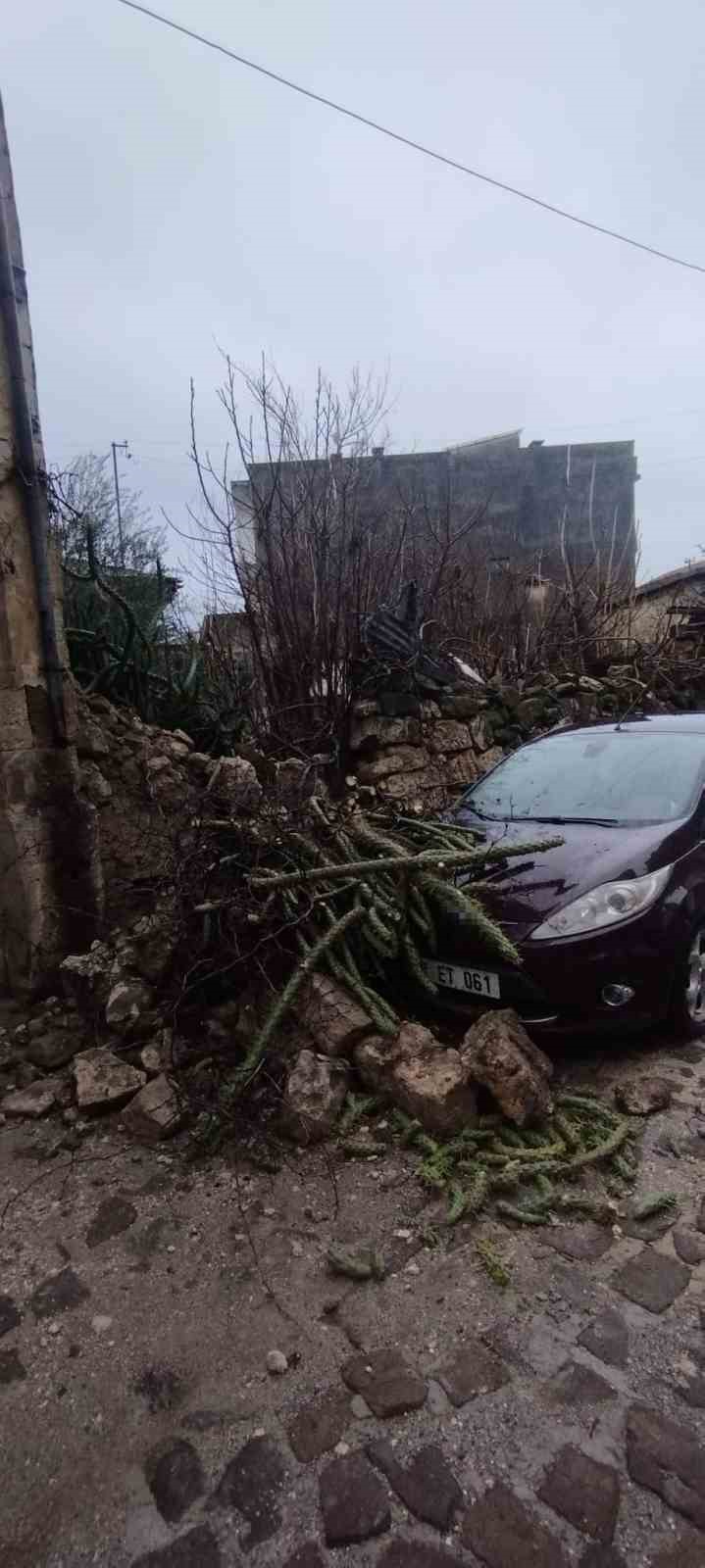 tarsusta duvar coktu park halindeki arac zarar gordu 1 vAYrH7yA