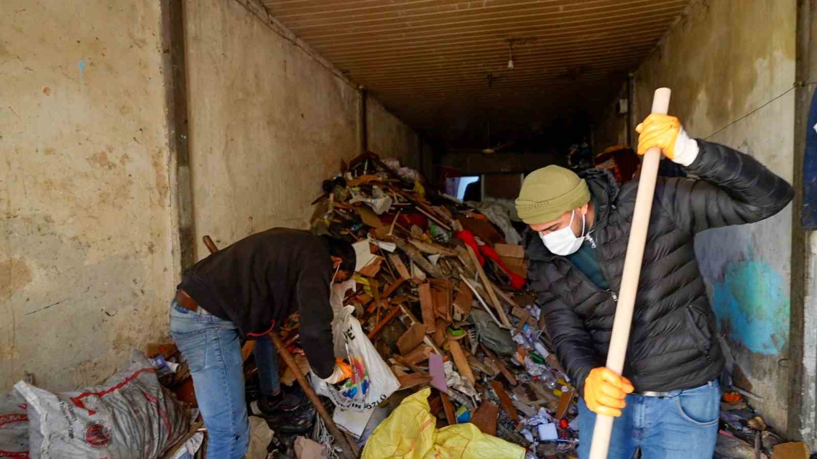 Tarsus’ta kötü koku şikayeti üzerine adrese giden ekipler, evden 28 kamyon atık çıkardı 5 tarsusta kotu koku sikayeti uzerine adrese giden ekipler evden 28 kamyon atik cikardi 1 bMR1RrdB