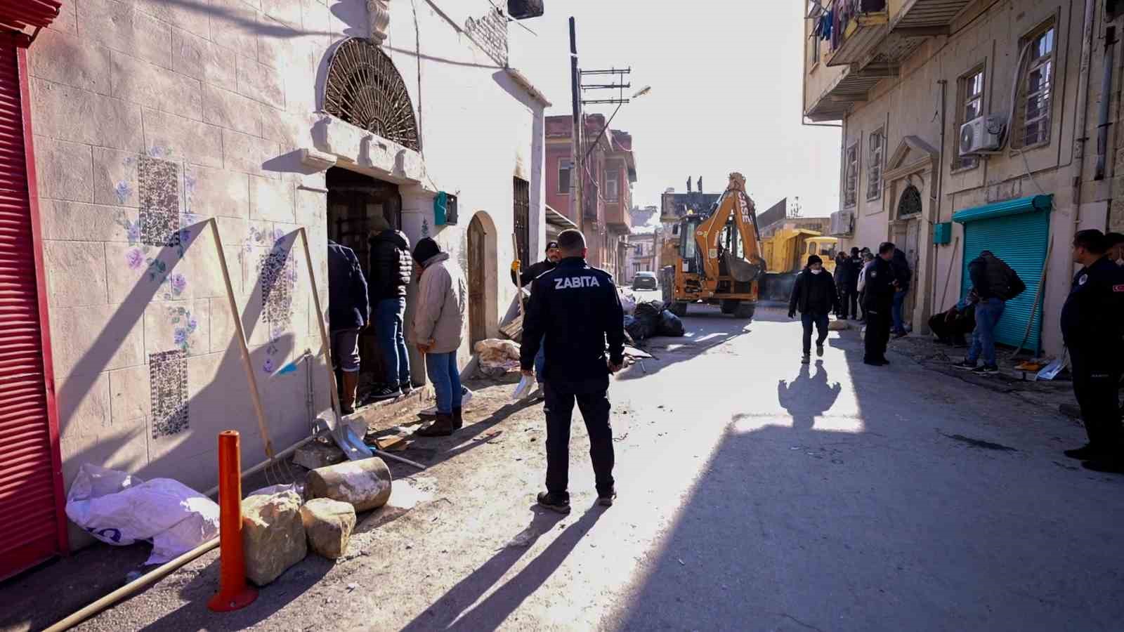 Tarsus’ta kötü koku şikayeti üzerine adrese giden ekipler, evden 28 kamyon atık çıkardı 6 tarsusta kotu koku sikayeti uzerine adrese giden ekipler evden 28 kamyon atik cikardi 2 la651iX3