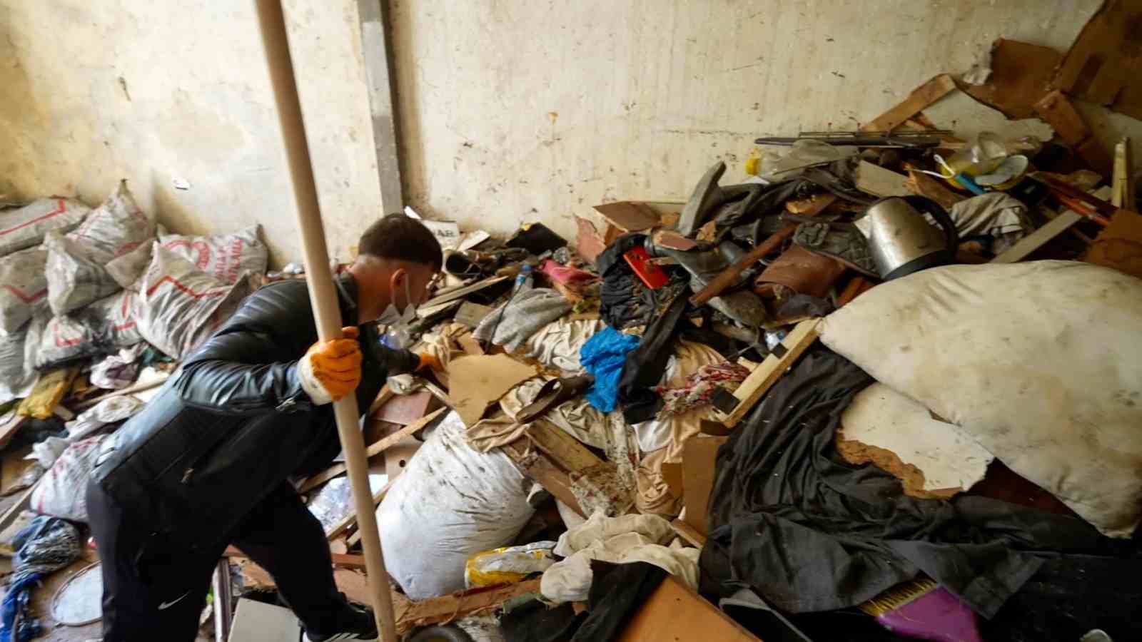 Tarsus’ta kötü koku şikayeti üzerine adrese giden ekipler, evden 28 kamyon atık çıkardı 7 tarsusta kotu koku sikayeti uzerine adrese giden ekipler evden 28 kamyon atik cikardi 3 rNDO3fUM