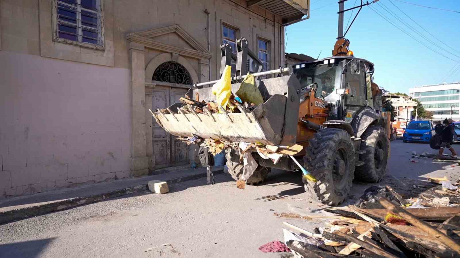 Tarsus’ta kötü koku şikayeti üzerine adrese giden ekipler, evden 28 kamyon atık çıkardı 8 tarsusta kotu koku sikayeti uzerine adrese giden ekipler evden 28 kamyon atik cikardi 4