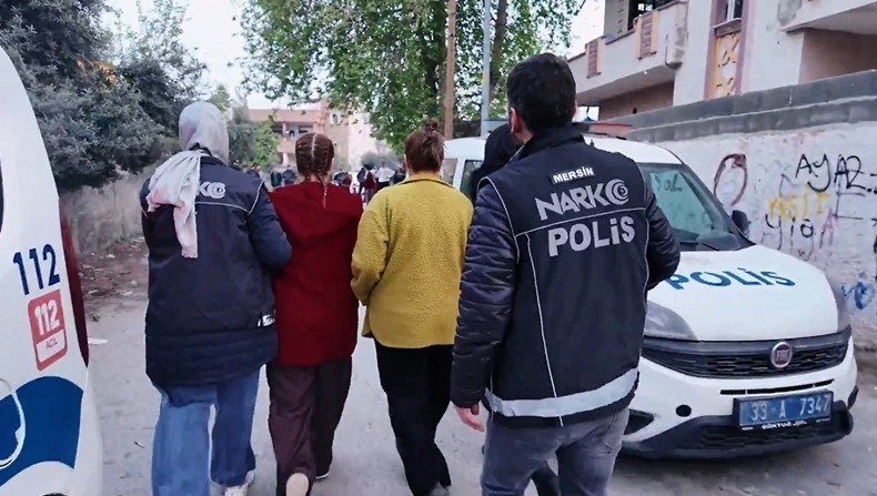 tarsusta narkotik operasyonu 95 supheli desifre edildi 40 tutuklama 1 Dk7Y8mGO
