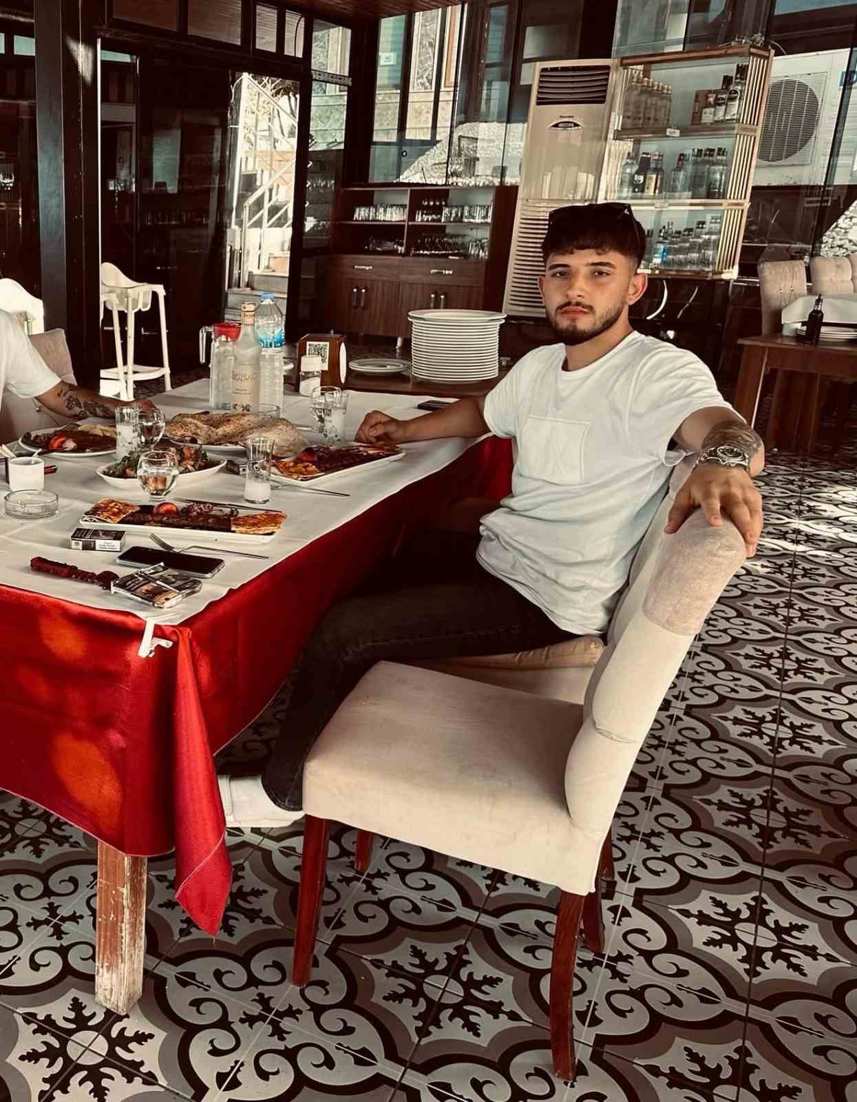 tarsusta otomobille carpisan motosikletli hayatini kaybetti 0 MwHzZEVT
