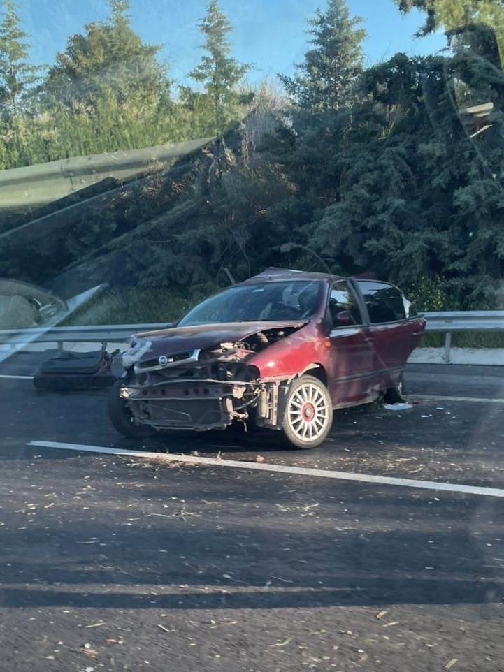 tarsusta otomobiller carpisti 1 olu 2 yarali 0