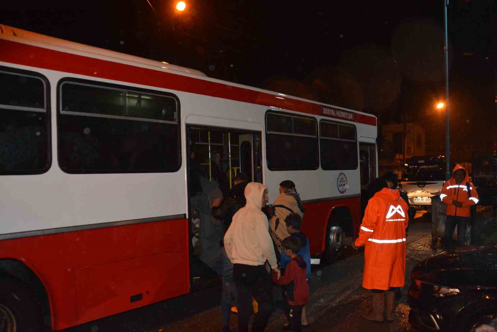 tarsusta saganak yagis sonrasi selden etkilenen isciler tahliye edildi 0