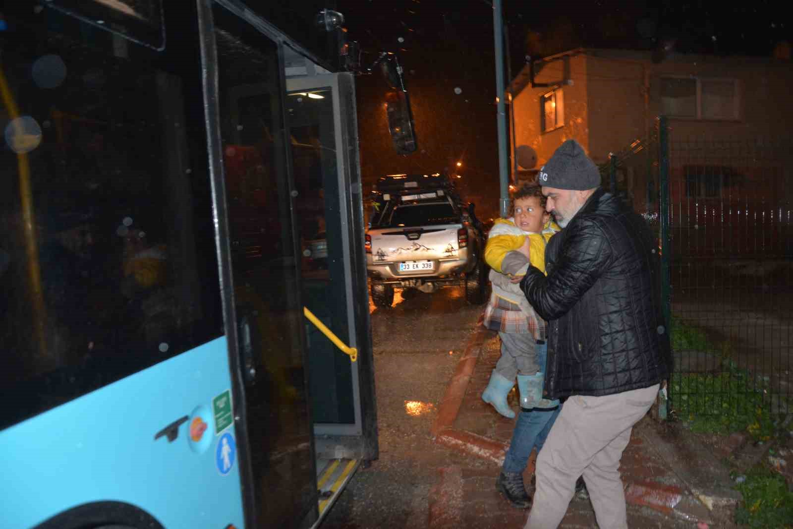 tarsusta saganak yagis sonrasi selden etkilenen isciler tahliye edildi 1 lzEUh4pt