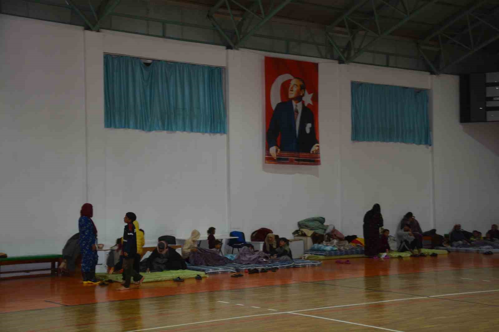 tarsusta saganak yagis sonrasi selden etkilenen isciler tahliye edildi 2 yqTE91qi