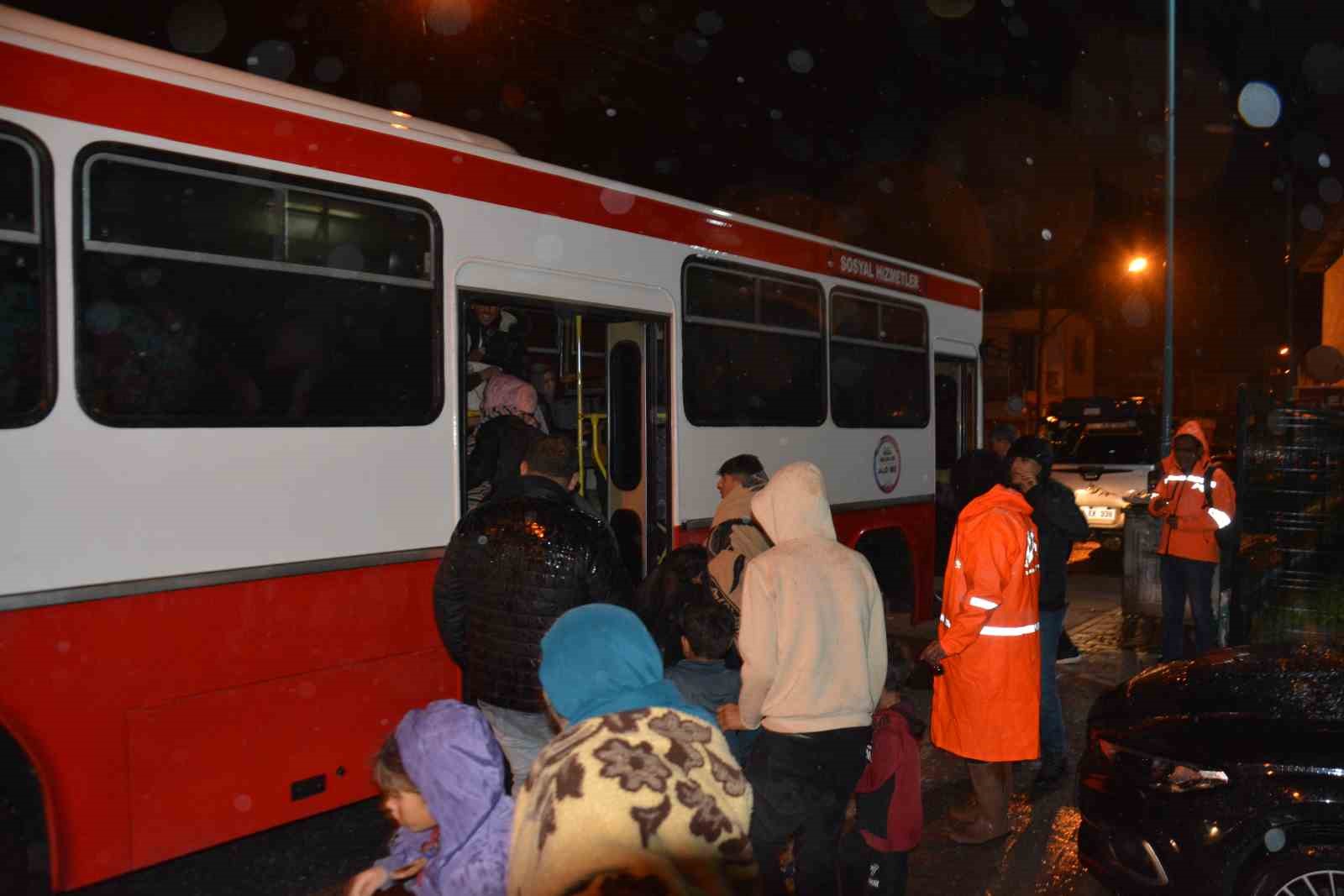 tarsusta saganak yagis sonrasi selden etkilenen isciler tahliye edildi 3