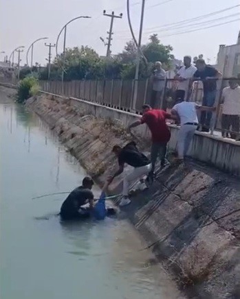 Tarsus’ta sulama kanalına düşen şahıs ölümden döndü 4 tarsusta sulama kanalina dusen sahis olumden dondu 0 27RHQOqg