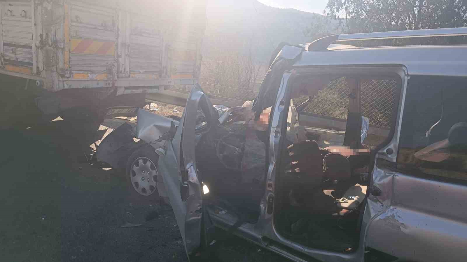 tarsusta trafik kazasi 3 olu 3 yarali 1