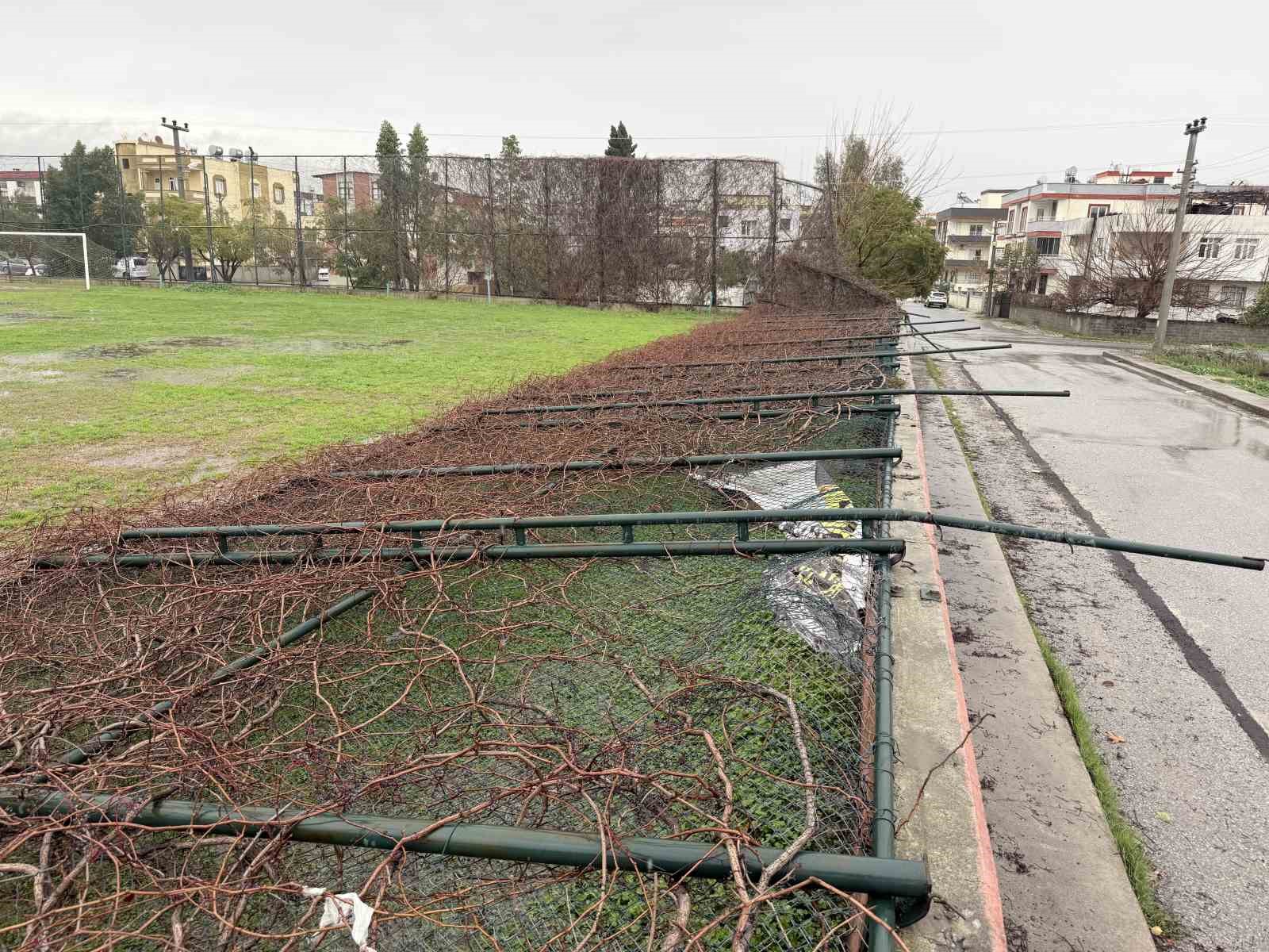 tarsusta yagmur ve firtina etkili oldu seralar zarar gordu 0 bzDNF1SK