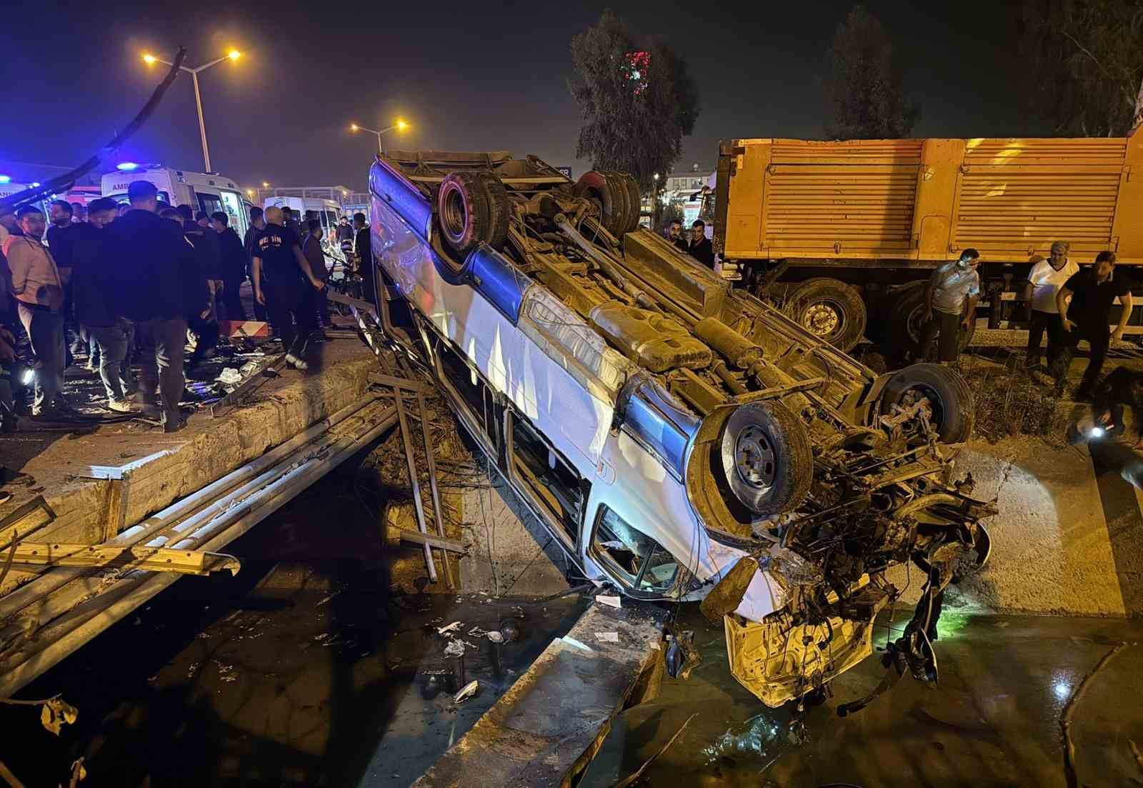 tarsusta yolcu minibusu ile otomobil carpisti 10 yarali 0 Lv9Gl1nB
