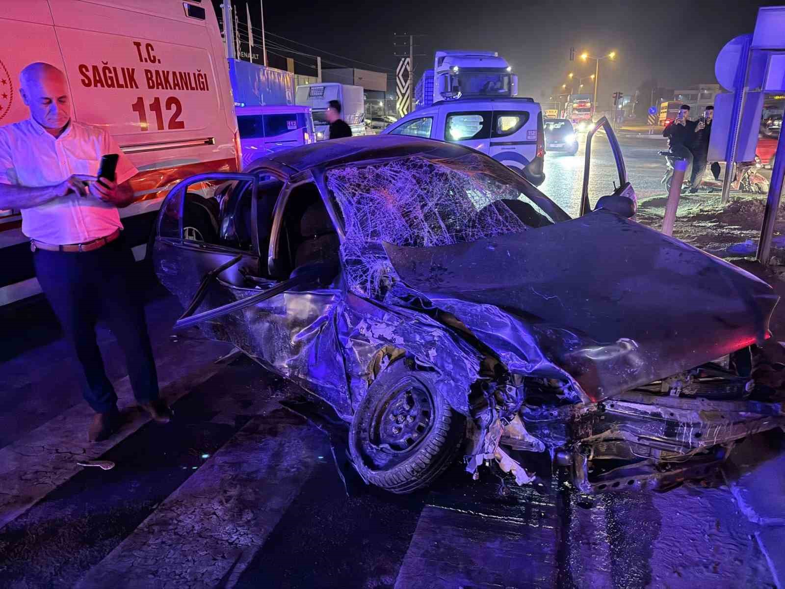 tarsusta yolcu minibusu ile otomobil carpisti 10 yarali 1