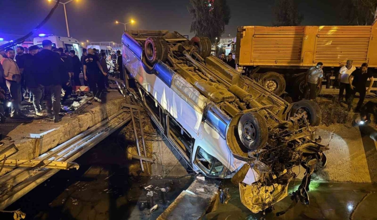 tarsusta-yolcu-minibusu-ile-otomobil-carpisti-10-yarali-wvkKpp55.jpg