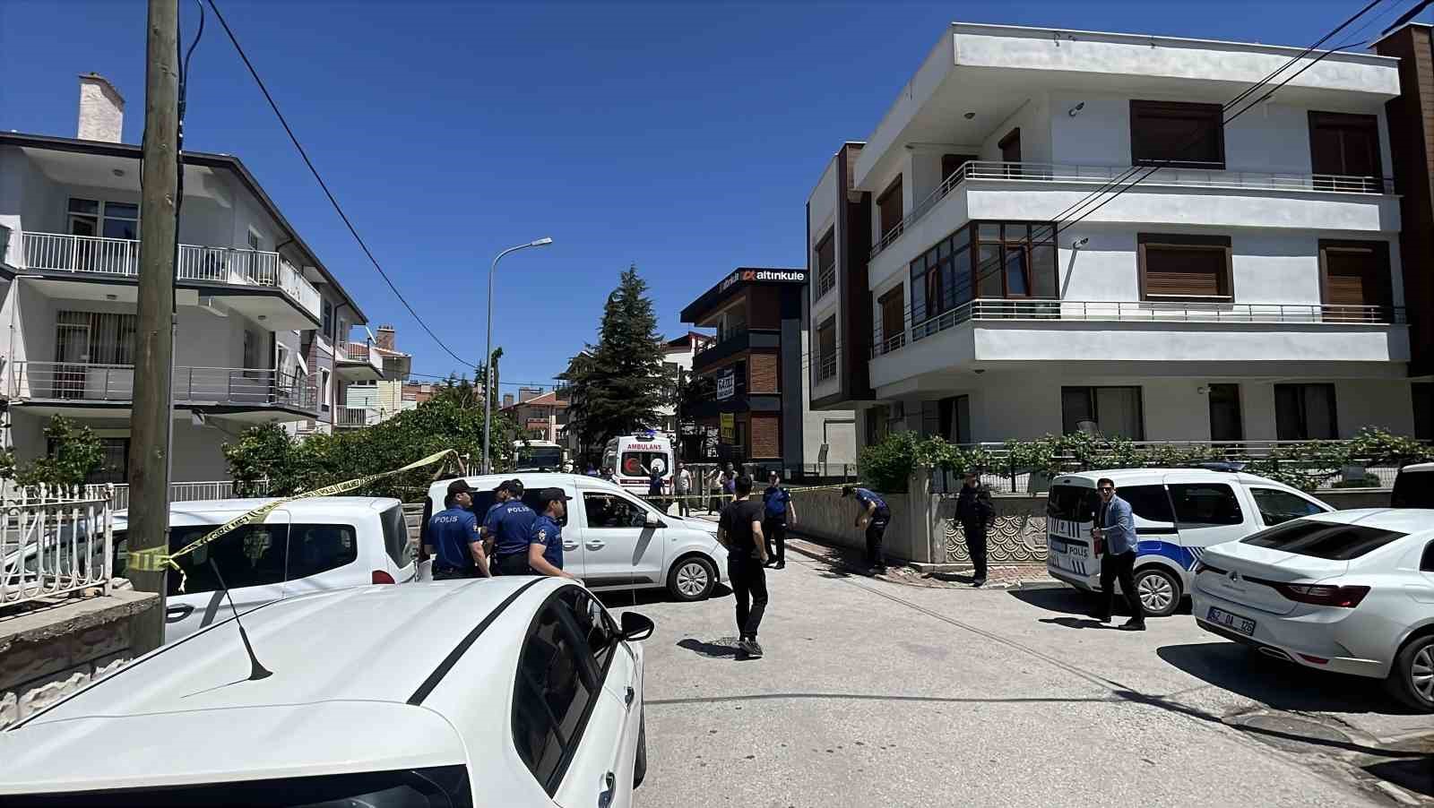 Tartıştığı anne ve babasını bıçaklayarak öldürdü 6 tartistigi anne ve babasini bicaklayarak oldurdu 2