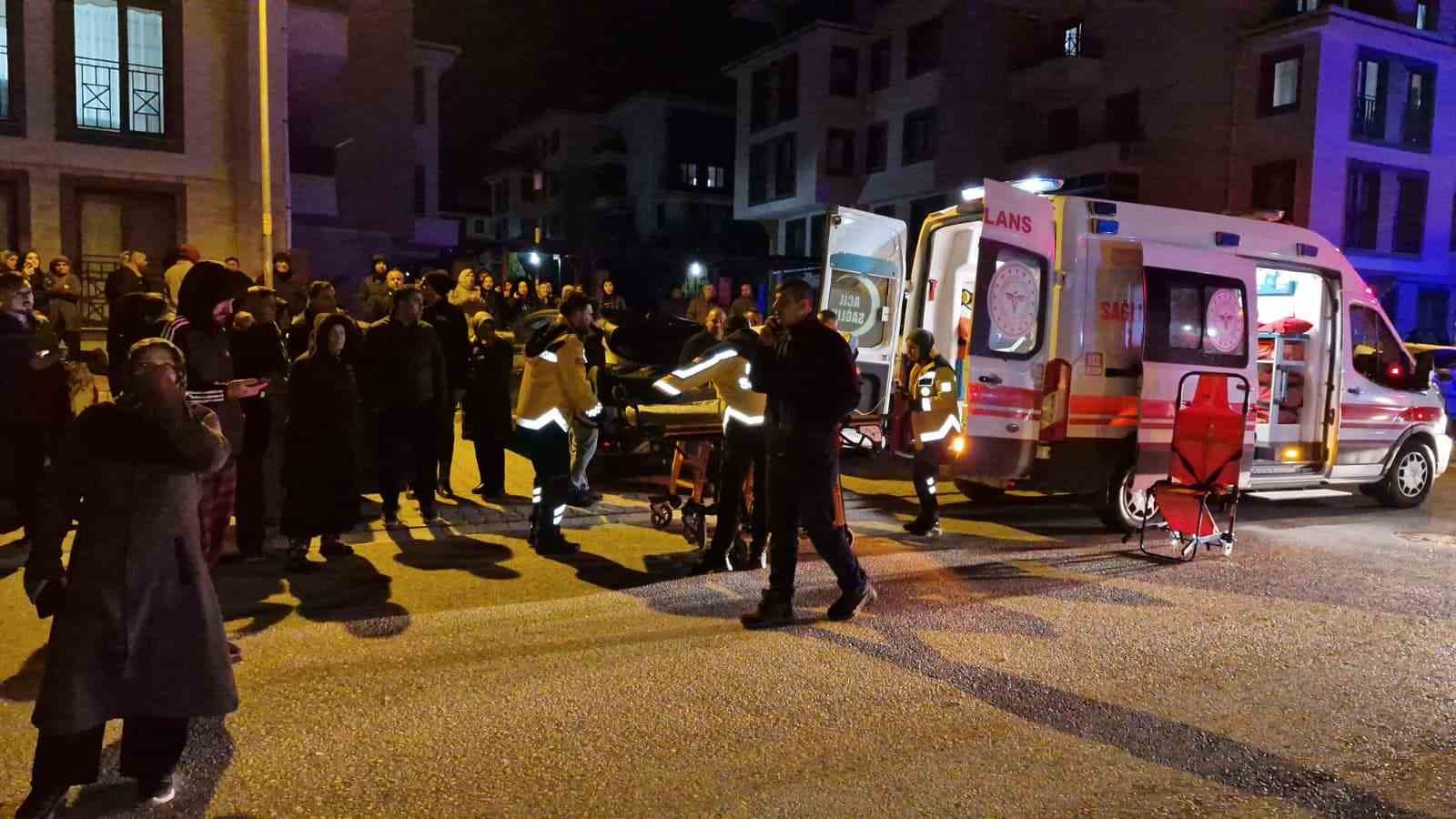 Tartıştığı annesine kızıp daireyi ateşe verdi: 10 kişi dumandan etkilendi 6 tartistigi annesine kizip daireyi atese verdi 10 kisi dumandan etkilendi 2 U8TTRAWT