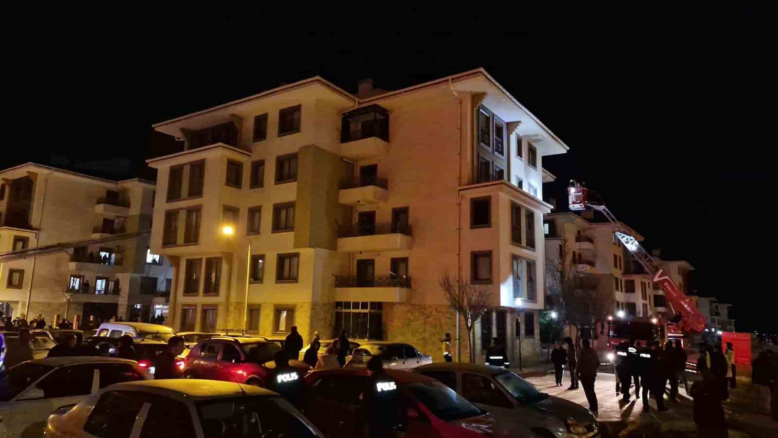 Tartıştığı annesine kızıp daireyi ateşe verdi: 10 kişi dumandan etkilendi 9 tartistigi annesine kizip daireyi atese verdi 10 kisi dumandan etkilendi 5 LbfrnUHA