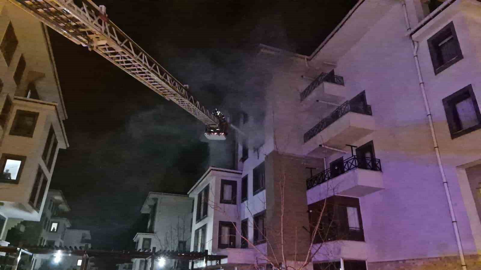 Tartıştığı annesine kızıp daireyi ateşe verdi: 10 kişi dumandan etkilendi 10 tartistigi annesine kizip daireyi atese verdi 10 kisi dumandan etkilendi 6 PYAK6ZuT