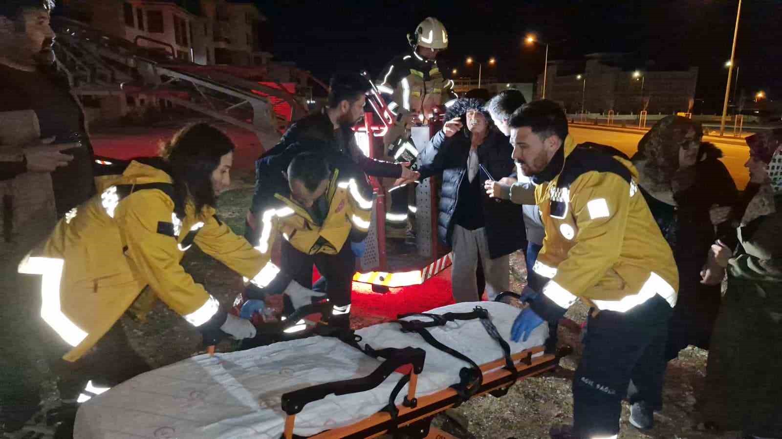 Tartıştığı annesine kızıp daireyi ateşe verdi: 10 kişi dumandan etkilendi 11 tartistigi annesine kizip daireyi atese verdi 10 kisi dumandan etkilendi 7 5a6kJhki