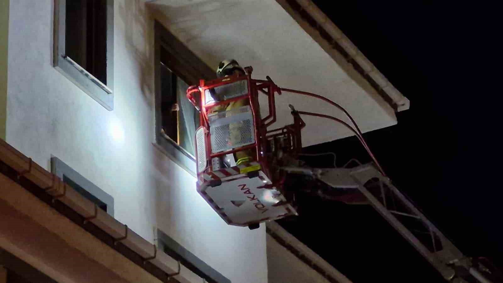 Tartıştığı annesine kızıp daireyi ateşe verdi: 10 kişi dumandan etkilendi 12 tartistigi annesine kizip daireyi atese verdi 10 kisi dumandan etkilendi 8 PWgnPYVT