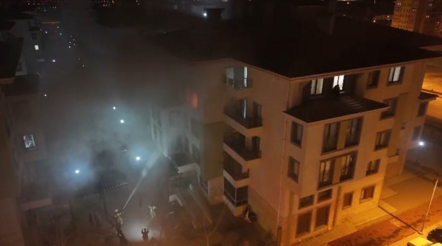 Tartıştığı annesine kızıp daireyi ateşe verdi: 10 kişi dumandan etkilendi 13 tartistigi annesine kizip daireyi atese verdi 10 kisi dumandan etkilendi 9 zMuSqDda