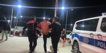 tartistigi-arkadasini-bicakladi-polis-ekiplerine-zor-anlar-yasatti-vw5GypxZ.jpg