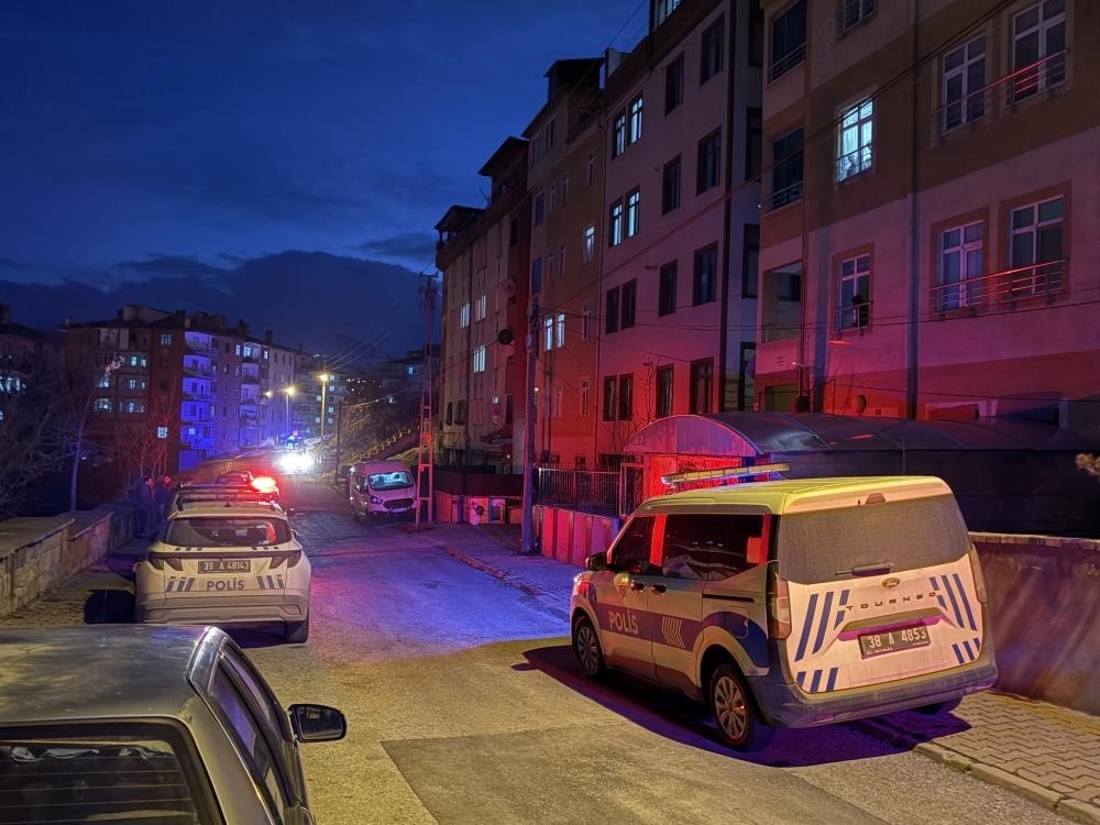 tartistigi erkek arkadasini banyoda bicaklayarak olduren kadin tutuklandi 1 NbpSDui2