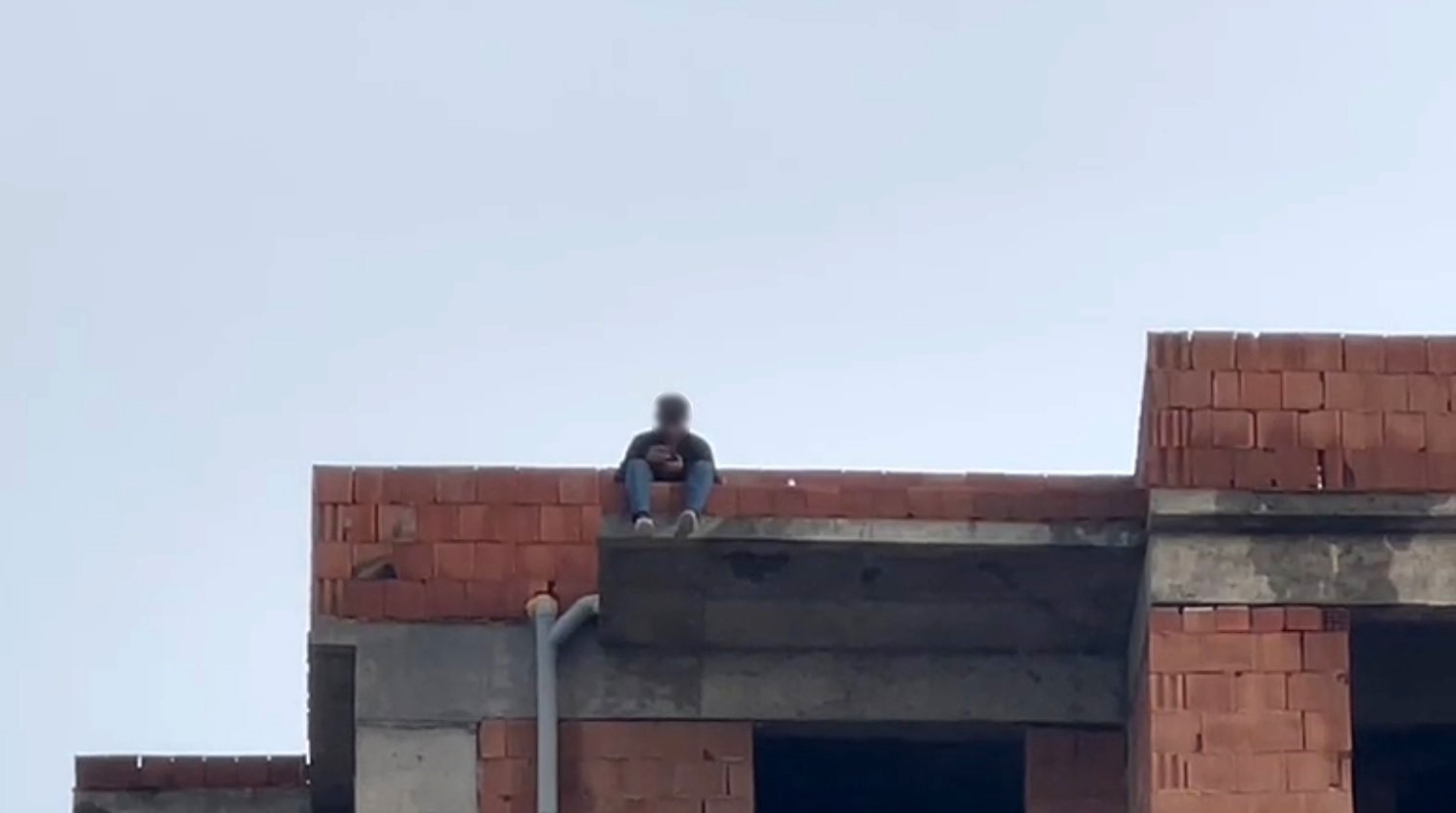 tartistigi esi telefonlara bakmiyor diye catiya cikti 0 lglYwthB