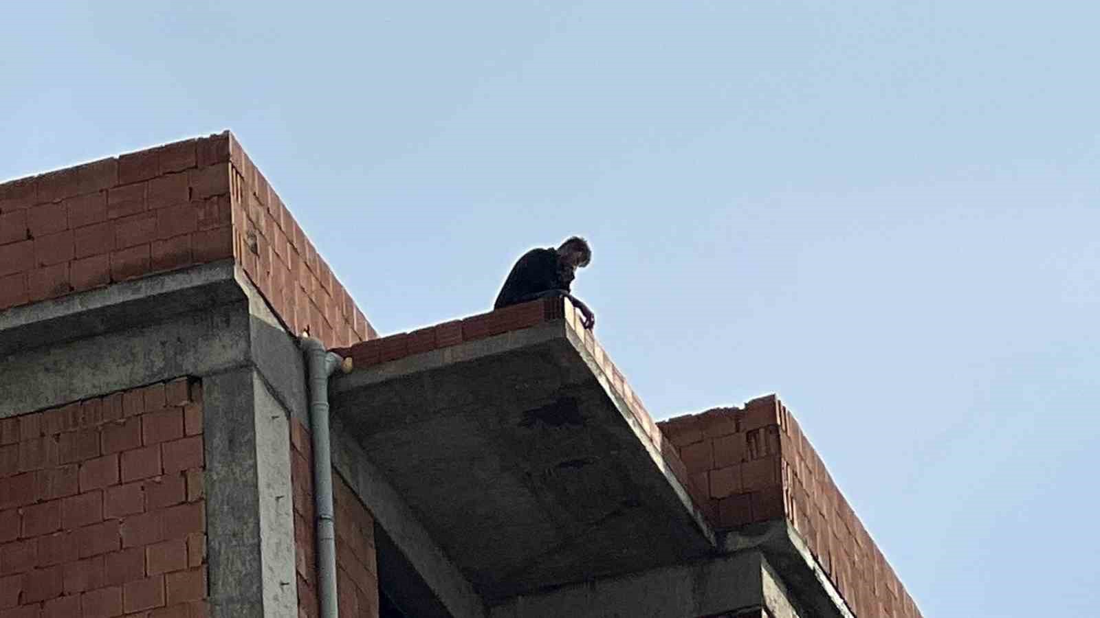 tartistigi esi telefonlara bakmiyor diye catiya cikti 5 zGXrVLcG