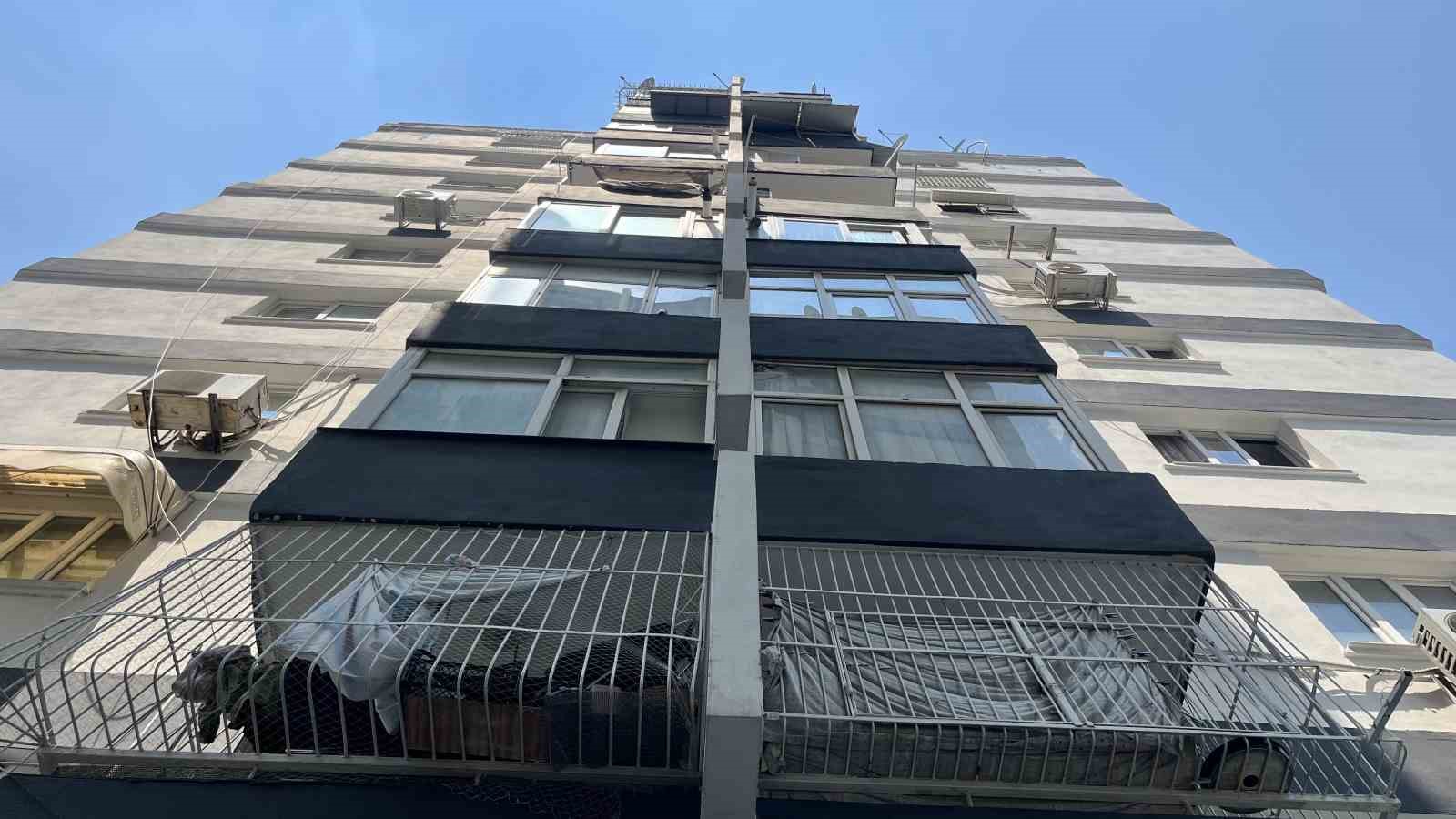 tartistigi esinin basina cekicle vurup bogazindan bicakladi 1 EsFmAls7