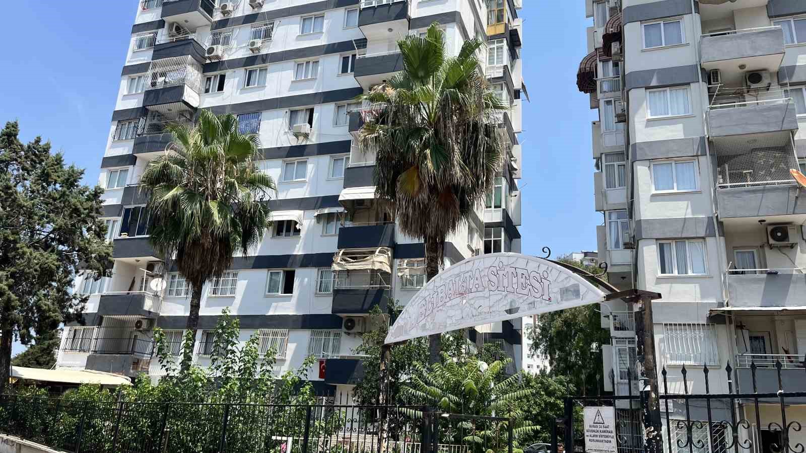 tartistigi esinin basina cekicle vurup bogazindan bicakladi 3 5fnfu9ii