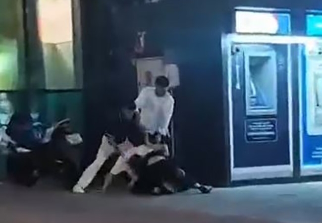 tartistigi-genci-yere-yatirip-acimasizca-darp-ettiler-rcJm5m2y.jpg