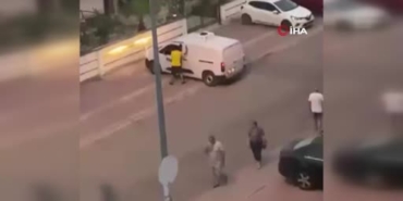 tartistigi-kisinin-uzerine-araci-surup-kapiya-sikistirdi-o-anlar-kameraya-yansidi-Zf8XxSDb.jpg