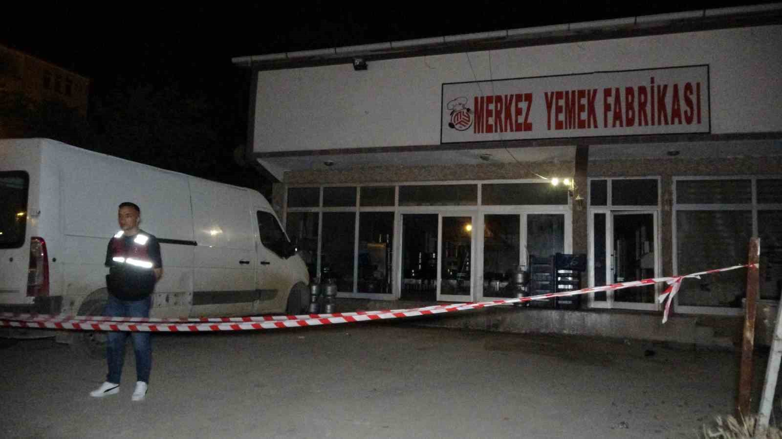 tartistigi sahsin calistigi is yerini basip kursun yagdirdi 1 olu 2 vUSBRLDl
