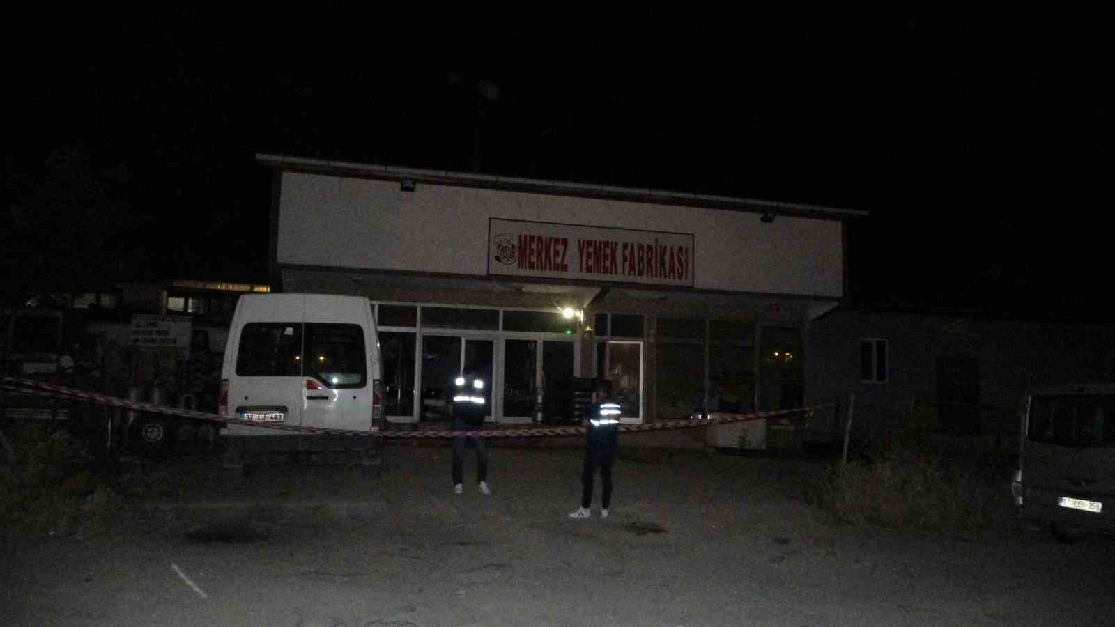 tartistigi sahsin calistigi is yerini basip kursun yagdirdi 1 olu 3 v7NR55um