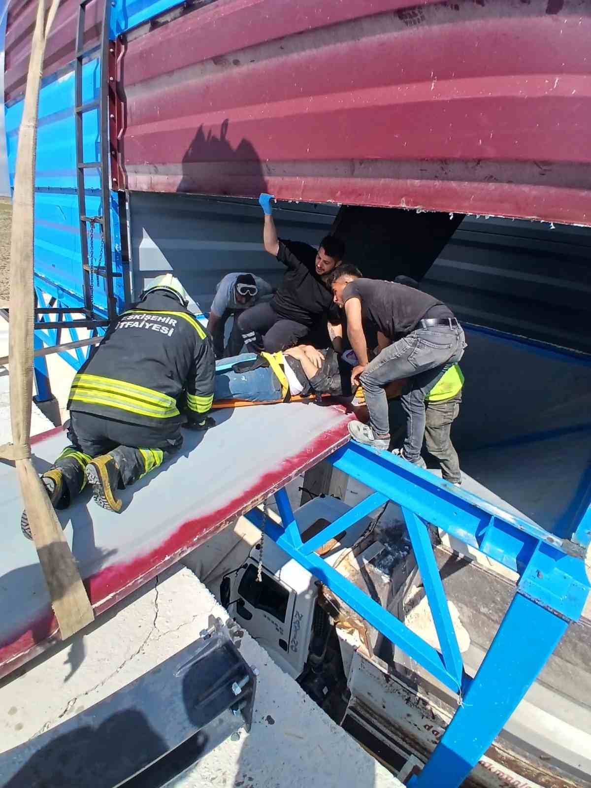 Taş kırma kuyusuna düşen 2 işçiyi itfaiyeciler kurtardı 4 tas kirma kuyusuna dusen 2 isciyi itfaiyeciler kurtardi 0 w5QAF8Vi