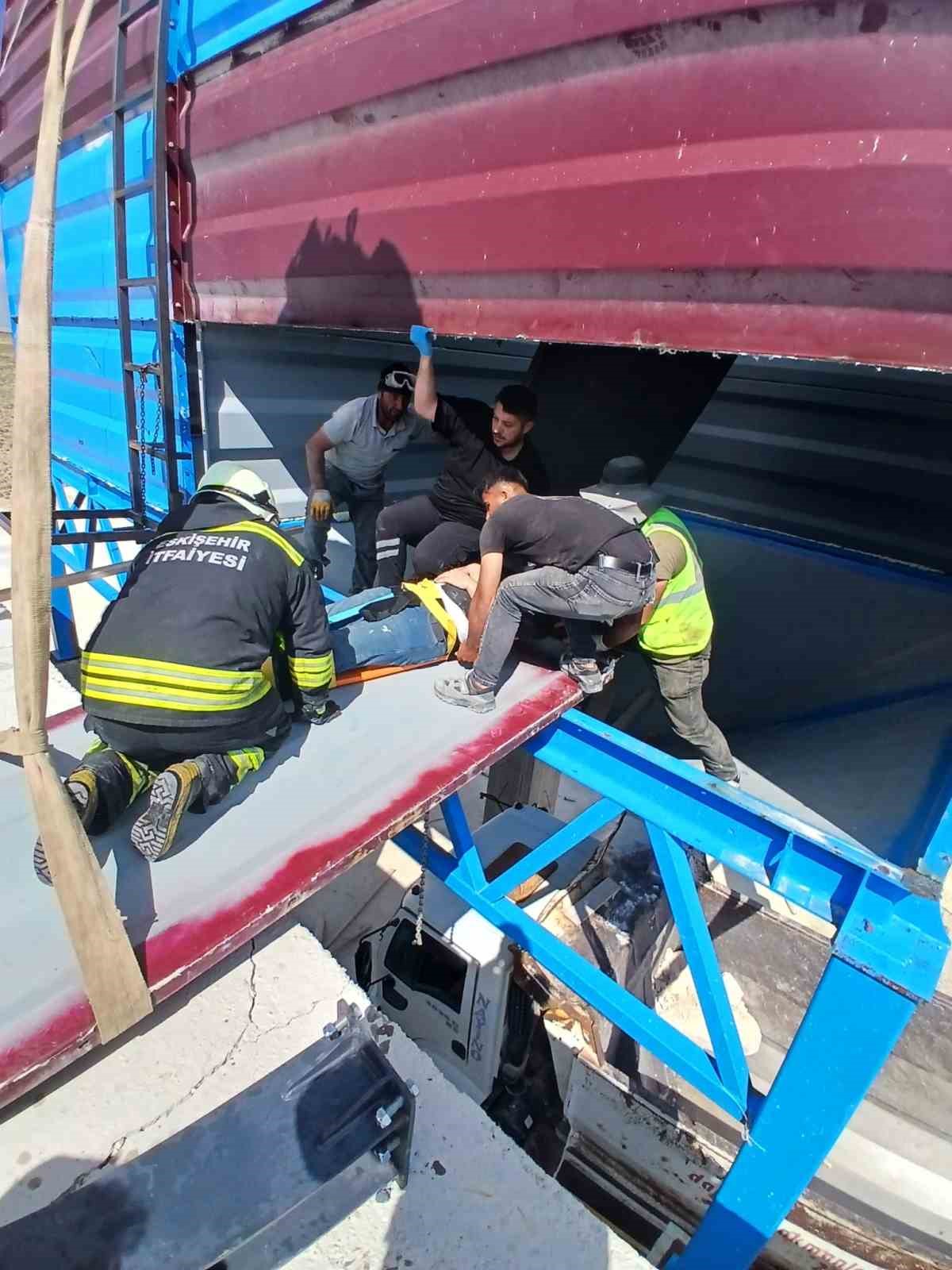 Taş kırma kuyusuna düşen 2 işçiyi itfaiyeciler kurtardı 5 tas kirma kuyusuna dusen 2 isciyi itfaiyeciler kurtardi 1 lh8Mbtas