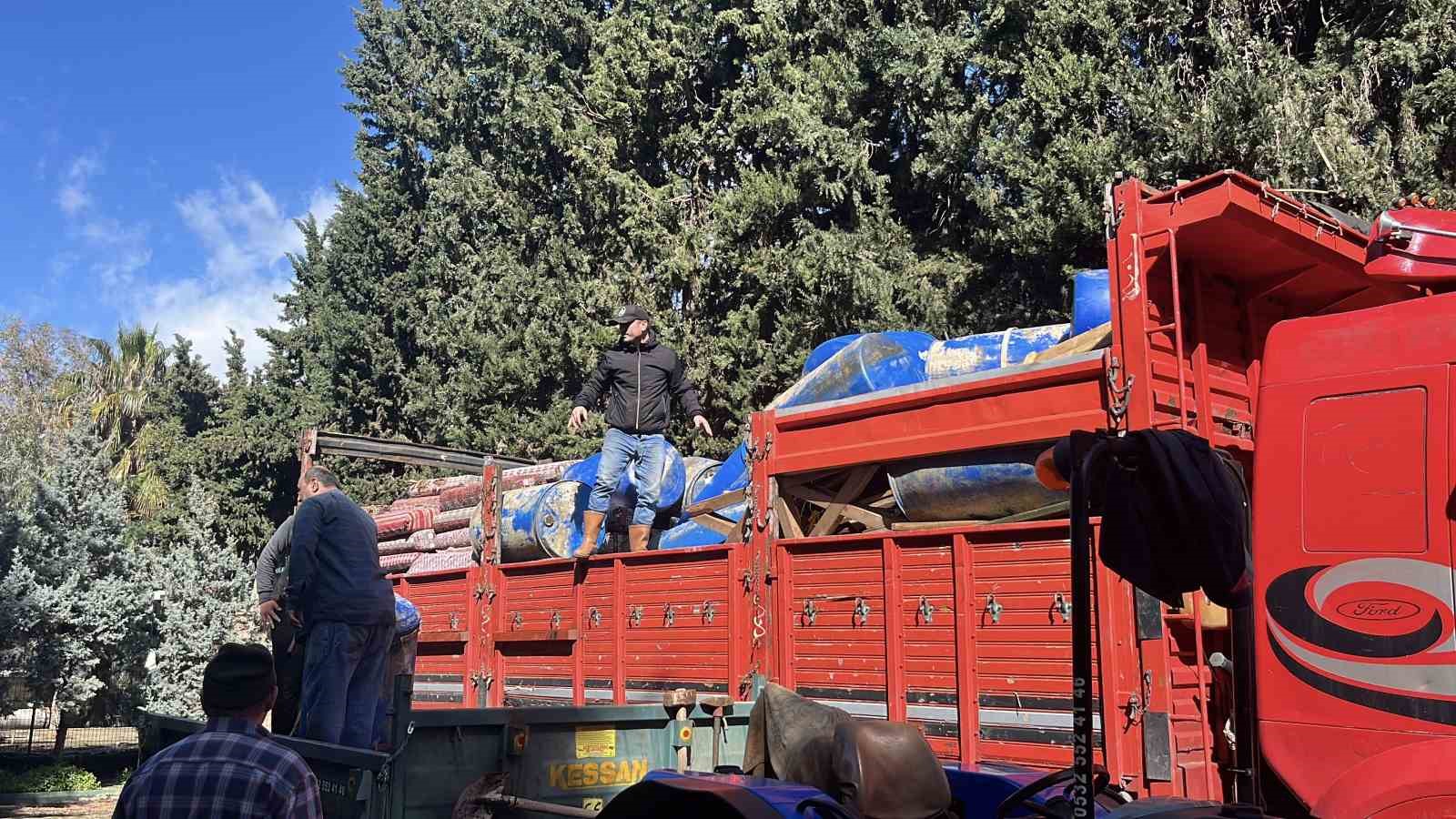 tasan caydaki isletme yikildi sulara kapilmak uzere olan bir kopek son anda kurtarildi 7 8eqqPH6S