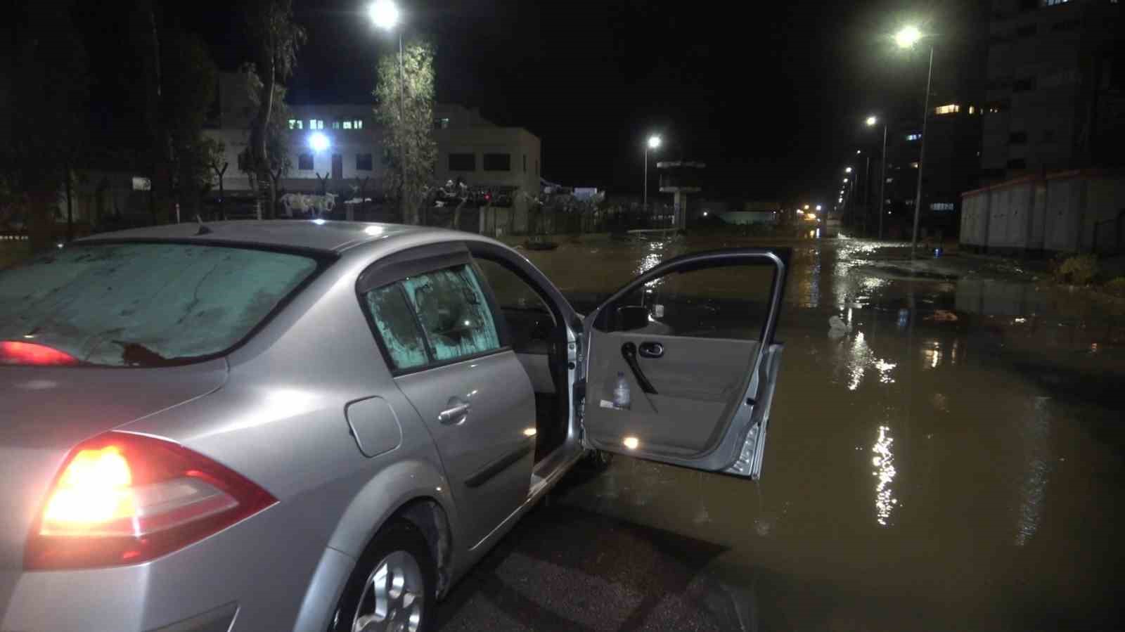 tasan dere nedeniyle sitenin bahcesi ve araclar su icinde kaldi 4 jbOmbAvi