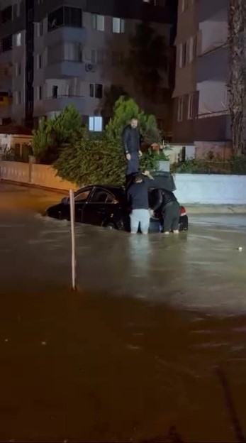 tasan dere nedeniyle sitenin bahcesi ve araclar su icinde kaldi 6 McUjnyQ9