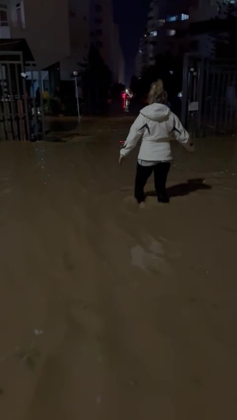 tasan dere nedeniyle sitenin bahcesi ve araclar su icinde kaldi 7
