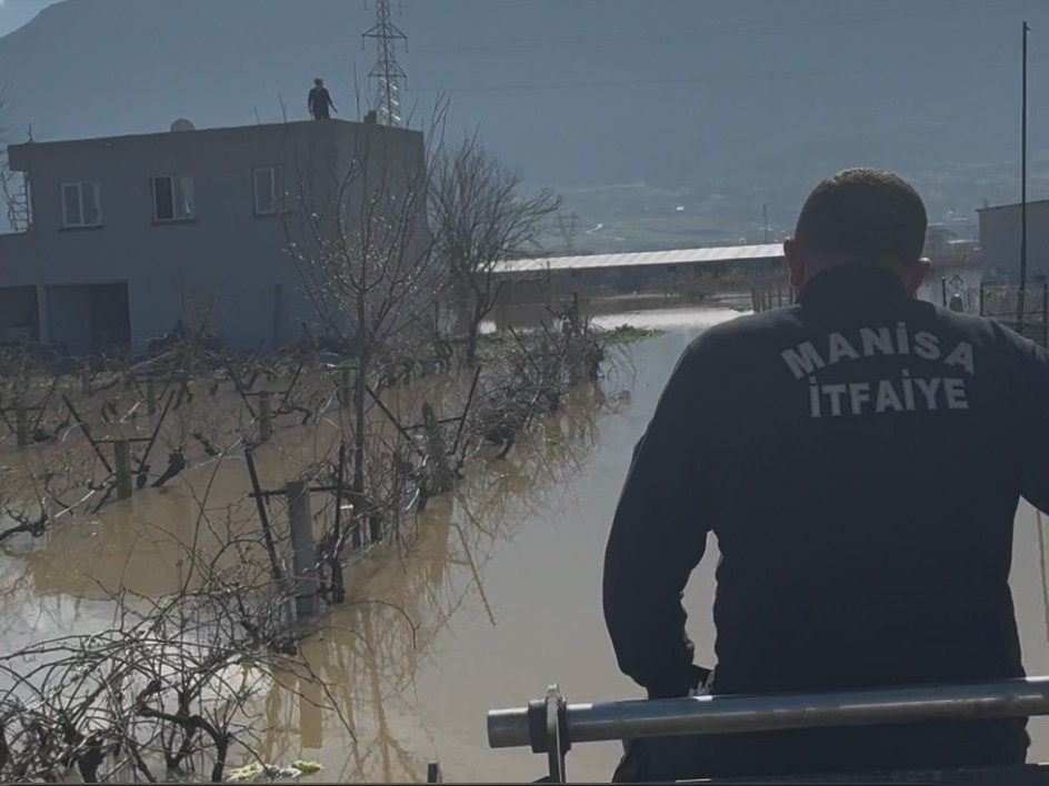 tasan gediz nehri dolayisiyla mahsur kalan 44 kisi ve 127 hayvan kurtarildi 2 zAjGsYCC