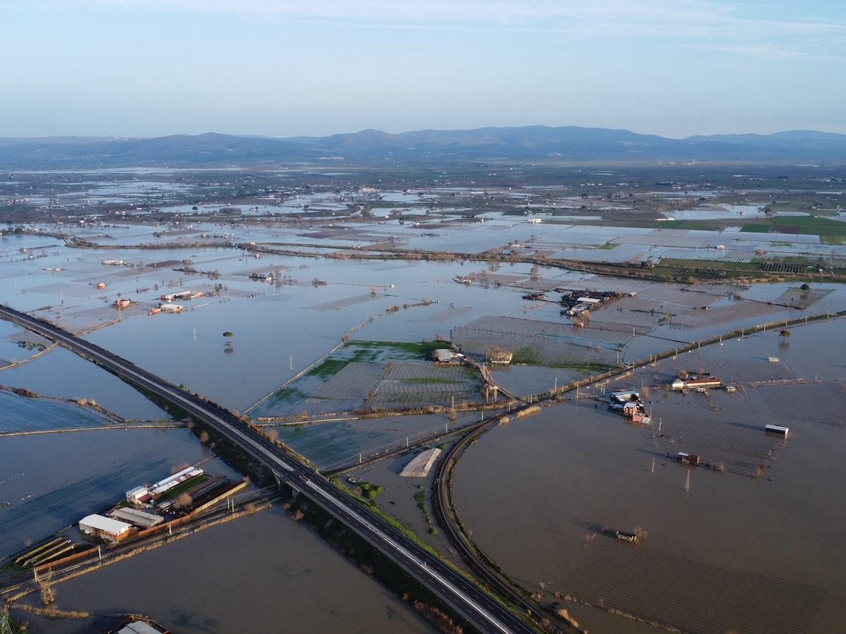 tasan gediz nehri dolayisiyla mahsur kalan 44 kisi ve 127 hayvan kurtarildi 4 ALvL9vUp