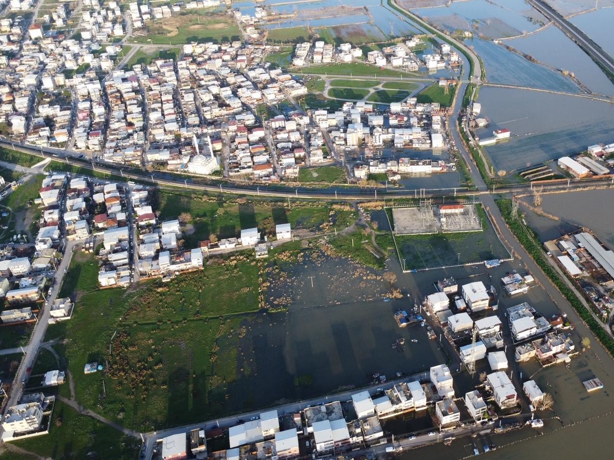 tasan gediz nehri dolayisiyla mahsur kalan 44 kisi ve 127 hayvan kurtarildi 5 nKTTyTNJ