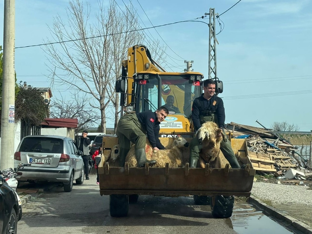tasan gediz nehri dolayisiyla mahsur kalan 44 kisi ve 127 hayvan kurtarildi 6 ZKTYP8LB