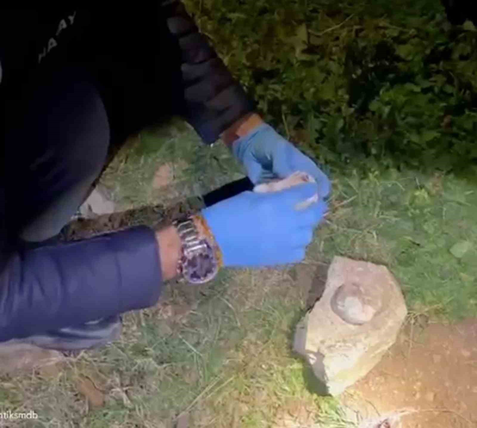 tasin altinda zulalanan satisa hazir uyusturucu polisin dikkatiyle bulundu 0 6J5se6da