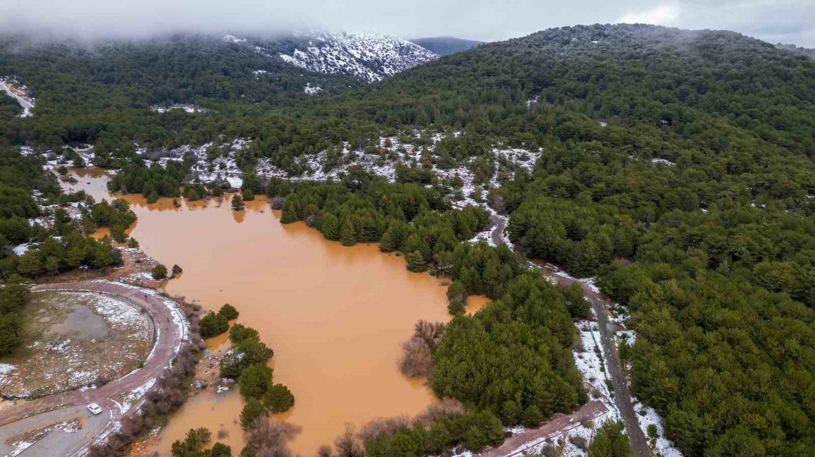 taskinlara neden olan yagmurlar kuruyan selaleyi canlandirdi 3 9tNLR8kR