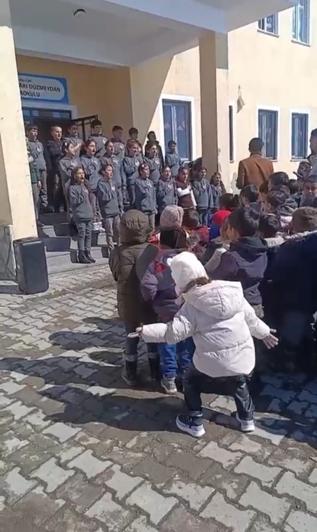 taslicayda ramazan etkinliginde minik kizin ilahiye esligi tebessum olusturdu 3 v3JsjlY4