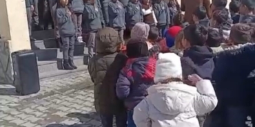 taslicayda-ramazan-etkinliginde-minik-kizin-ilahiye-esligi-tebessum-olusturdu-SHh66cKl.jpg