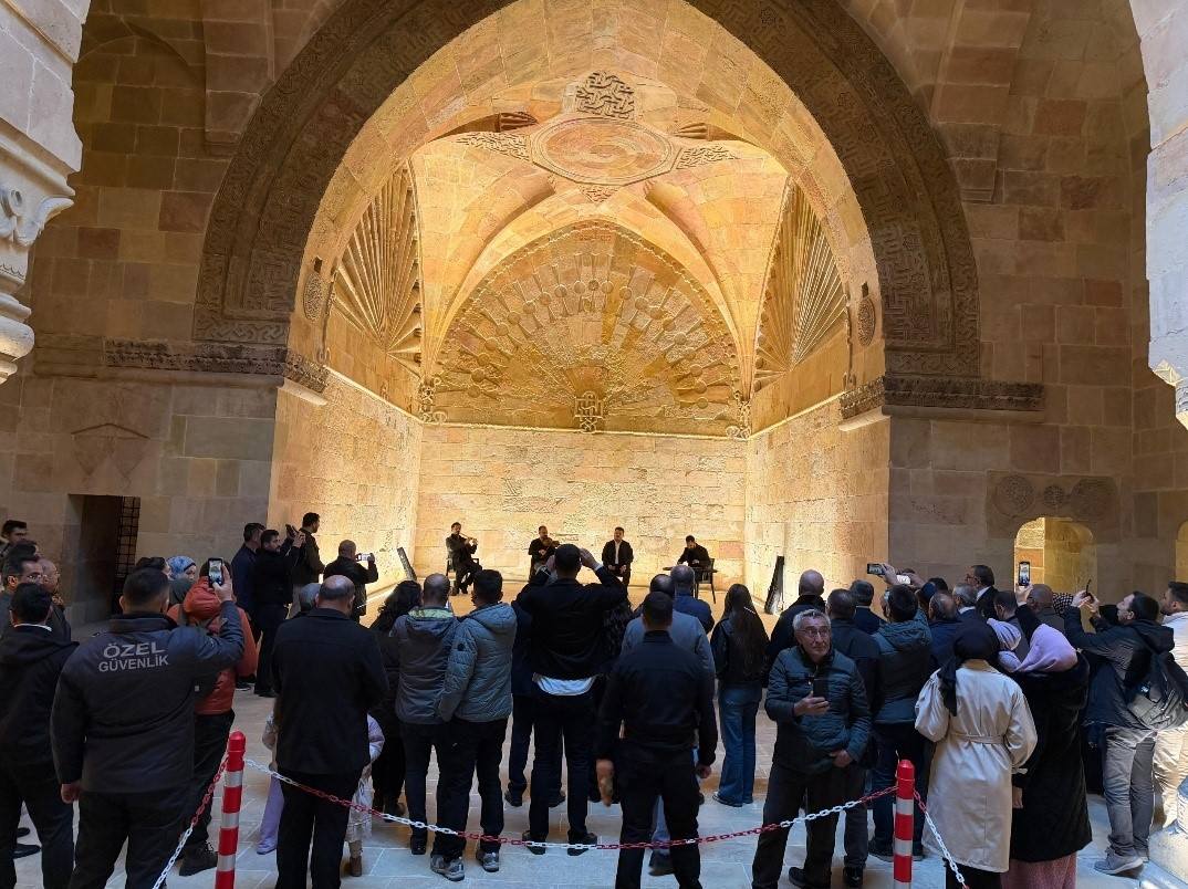 "Taştaki gizem, ruhtaki huzur’ 8 asırlık camide anlamlı etkinliğe ev sahipliği yaptı 5 tastaki gizem ruhtaki huzur 8 asirlik camide anlamli etkinlige ev sahipligi yapti 1 4wEfMJPv